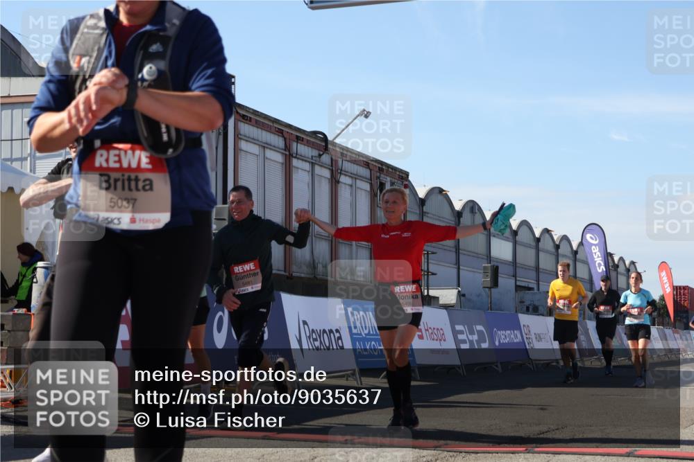 03.10.2025 - Köhlbrandbrückenlauf Luisa Fischer http://msf.ph/oto/9035637 03.10.2025 13:20:07 Ziel 4402, 4433, 4565, 4721, 5037, 5175, 5328, 5456, 5481, 5656, 5657, 5658, 6589, 6649 meine-sportfotos.de