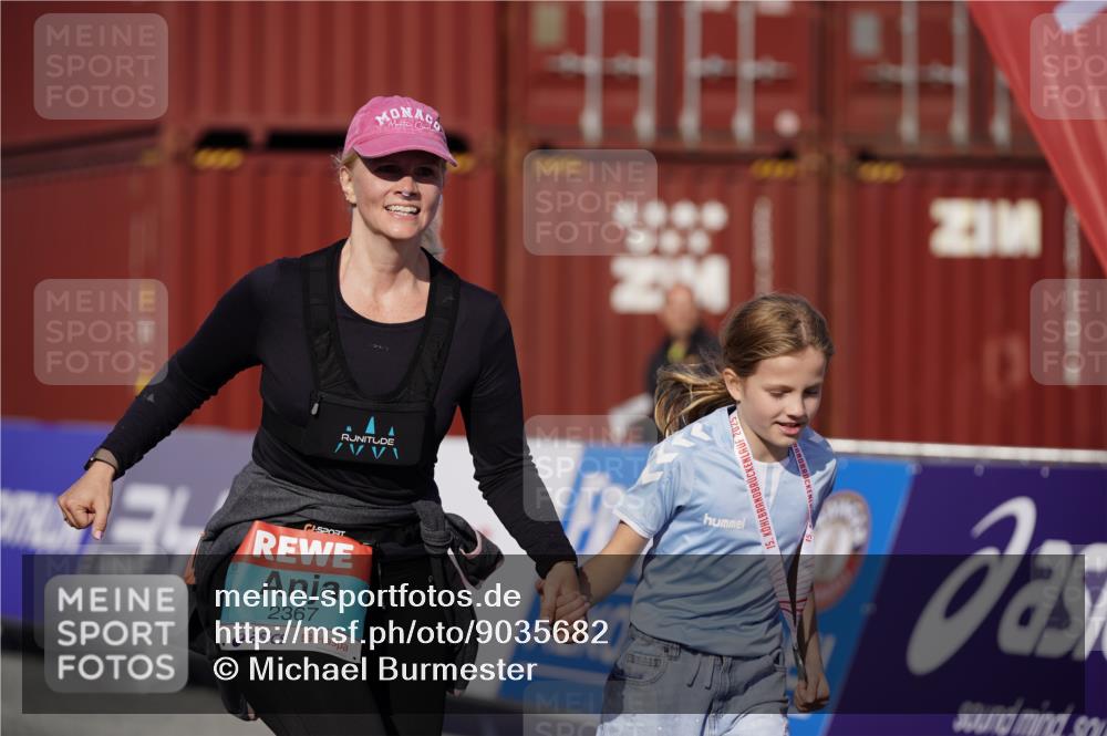 03.10.2025 - Köhlbrandbrückenlauf Michael Burmester http://msf.ph/oto/9035682 03.10.2025 10:51:52 Ziel 2367, 2607, 2643 meine-sportfotos.de