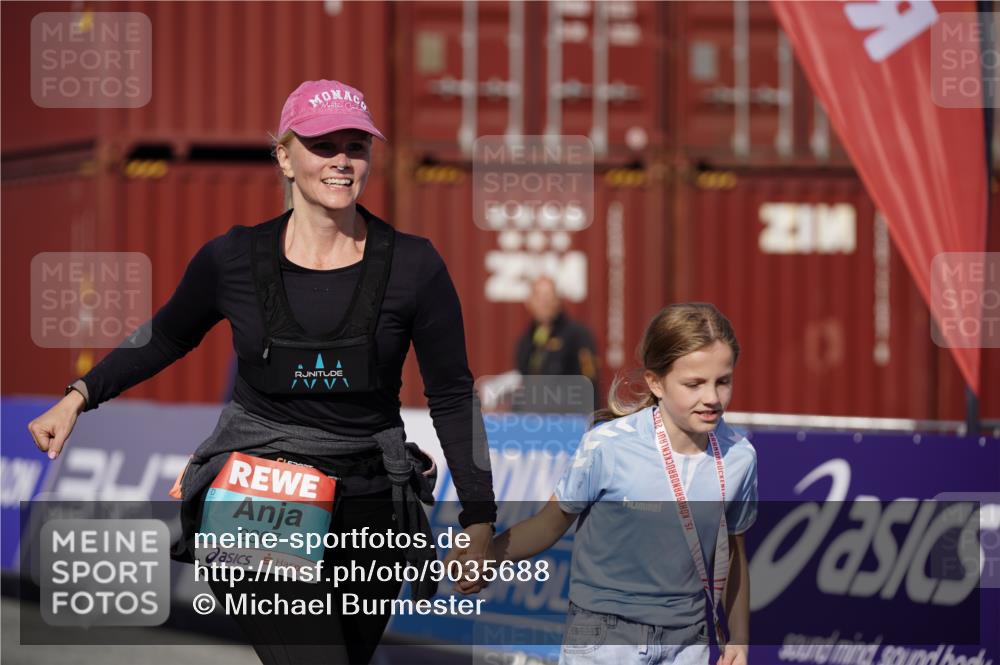 03.10.2025 - Köhlbrandbrückenlauf Michael Burmester http://msf.ph/oto/9035688 03.10.2025 10:51:52 Ziel 2367, 2607, 2643 meine-sportfotos.de