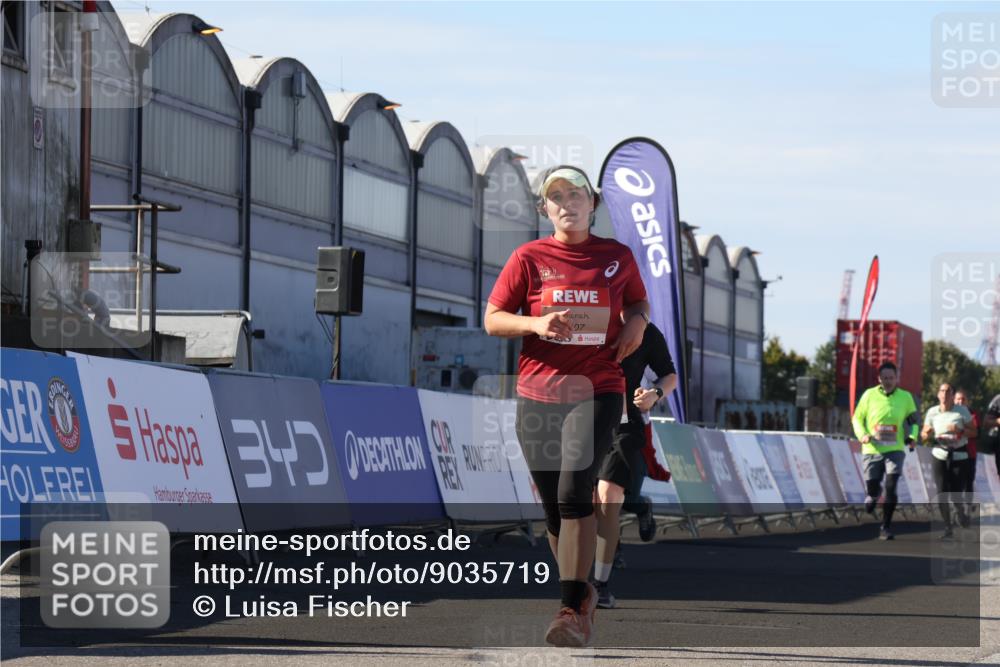 03.10.2025 - Köhlbrandbrückenlauf Luisa Fischer http://msf.ph/oto/9035719 03.10.2025 13:20:35 Ziel 4269, 4385, 4476, 4570, 4591, 4672, 4739, 4790, 4859, 5082, 5543, 5631, 5790, 6777, 6807 meine-sportfotos.de