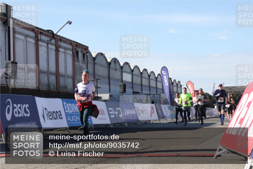 03.10.2025 - Köhlbrandbrückenlauf Luisa Fischer http://msf.ph/oto/9035742 03.10.2025 13:20:39 Ziel 4269, 4476, 4646, 4790, 4859, 5488, 5543, 5631, 5918, 5920, 6777, 6807 meine-sportfotos.de