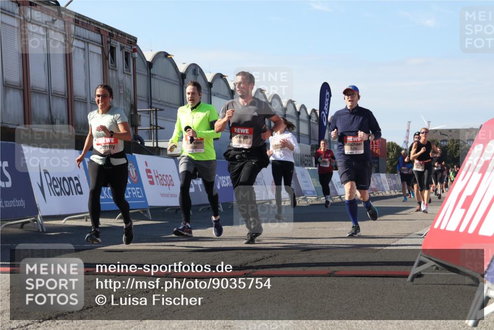 03.10.2025 - Köhlbrandbrückenlauf Luisa Fischer http://msf.ph/oto/9035754 03.10.2025 13:20:42 Ziel 4269, 4476, 4646, 4709, 4790, 5480, 5488, 5543, 5774, 5918, 5920, 6777, 6807 meine-sportfotos.de