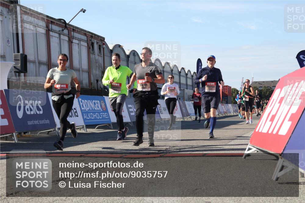 03.10.2025 - Köhlbrandbrückenlauf Luisa Fischer http://msf.ph/oto/9035757 03.10.2025 13:20:42 Ziel 4269, 4476, 4646, 4709, 4790, 5480, 5488, 5543, 5774, 5918, 5920, 6777, 6807 meine-sportfotos.de