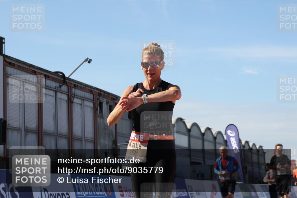 03.10.2025 - Köhlbrandbrückenlauf Luisa Fischer http://msf.ph/oto/9035779 03.10.2025 13:20:49 Ziel 4476, 4646, 4709, 4915, 4916, 5006, 5084, 5480, 5488, 5774, 5918, 5920, 6703 meine-sportfotos.de