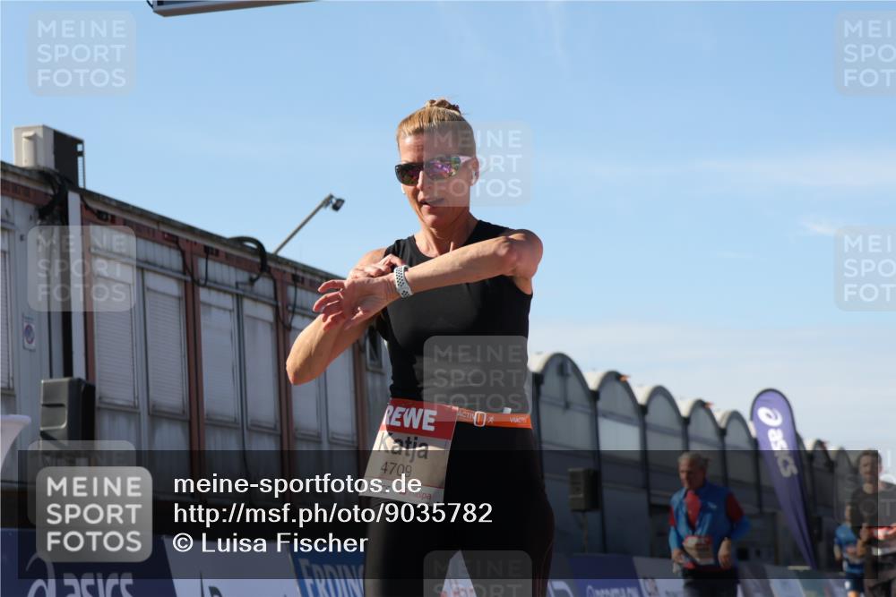 03.10.2025 - Köhlbrandbrückenlauf Luisa Fischer http://msf.ph/oto/9035782 03.10.2025 13:20:50 Ziel 4476, 4646, 4709, 4915, 4916, 5006, 5084, 5169, 5480, 5488, 5774, 5918, 5920, 6703 meine-sportfotos.de