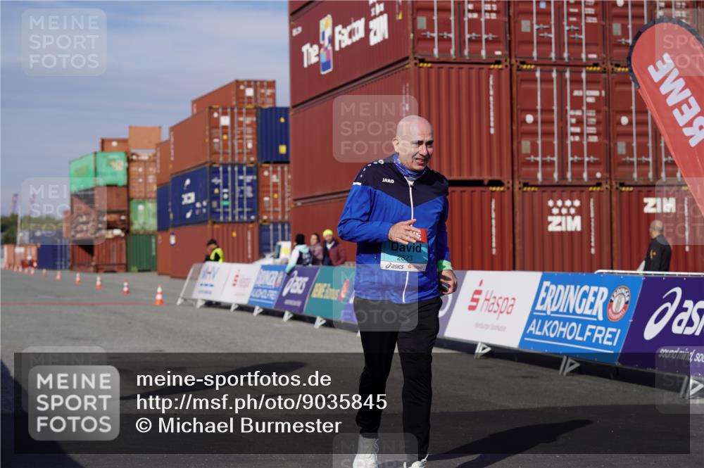 03.10.2025 - Köhlbrandbrückenlauf Michael Burmester http://msf.ph/oto/9035845 03.10.2025 10:52:22 Ziel  meine-sportfotos.de