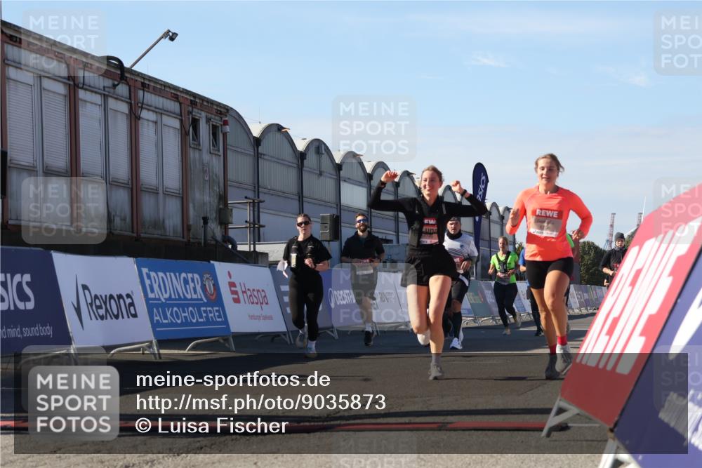 03.10.2025 - Köhlbrandbrückenlauf Luisa Fischer http://msf.ph/oto/9035873 03.10.2025 13:21:06 Ziel 4393, 4680, 4749, 5130, 5156, 5169, 5265, 5363, 5377, 5501, 5618, 5746, 5878, 5882, 5883, 6282, 6296, 6645, 6646, 6648, 6650, 6756, 6780 meine-sportfotos.de