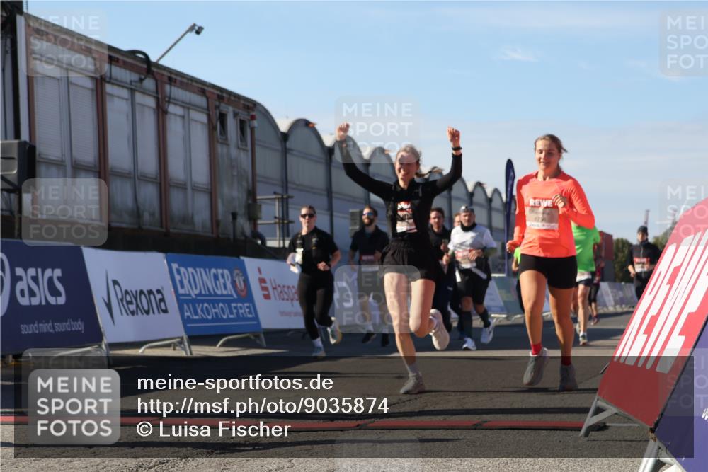 03.10.2025 - Köhlbrandbrückenlauf Luisa Fischer http://msf.ph/oto/9035874 03.10.2025 13:21:06 Ziel 4393, 4680, 4749, 5130, 5156, 5169, 5265, 5363, 5377, 5501, 5618, 5746, 5878, 5882, 5883, 6282, 6296, 6645, 6646, 6648, 6650, 6756, 6780 meine-sportfotos.de