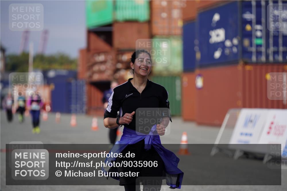 03.10.2025 - Köhlbrandbrückenlauf Michael Burmester http://msf.ph/oto/9035906 03.10.2025 10:52:55 Ziel  meine-sportfotos.de