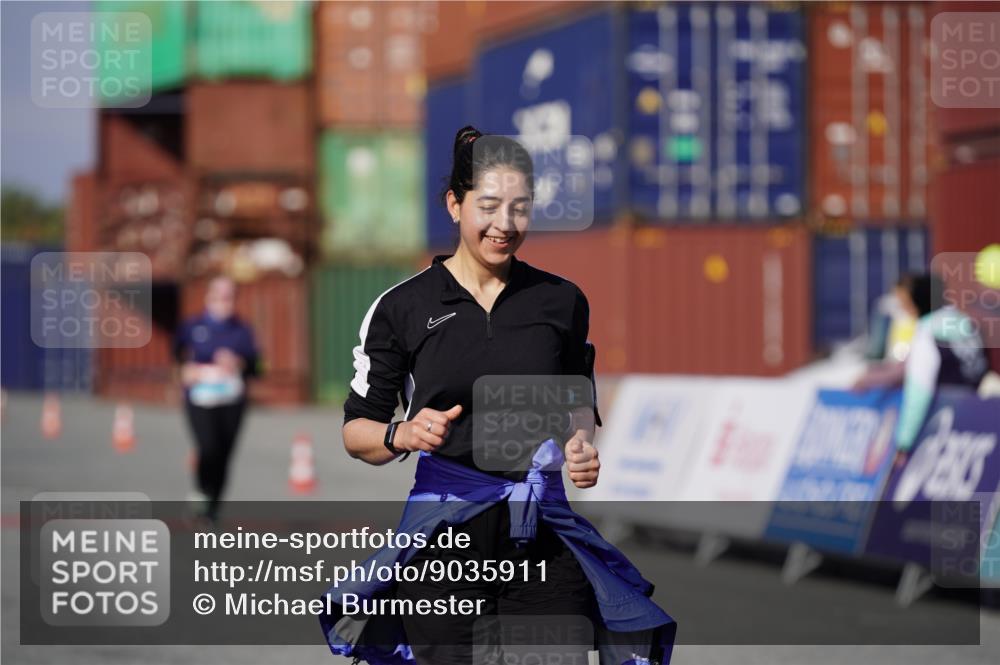 03.10.2025 - Köhlbrandbrückenlauf Michael Burmester http://msf.ph/oto/9035911 03.10.2025 10:52:56 Ziel  meine-sportfotos.de