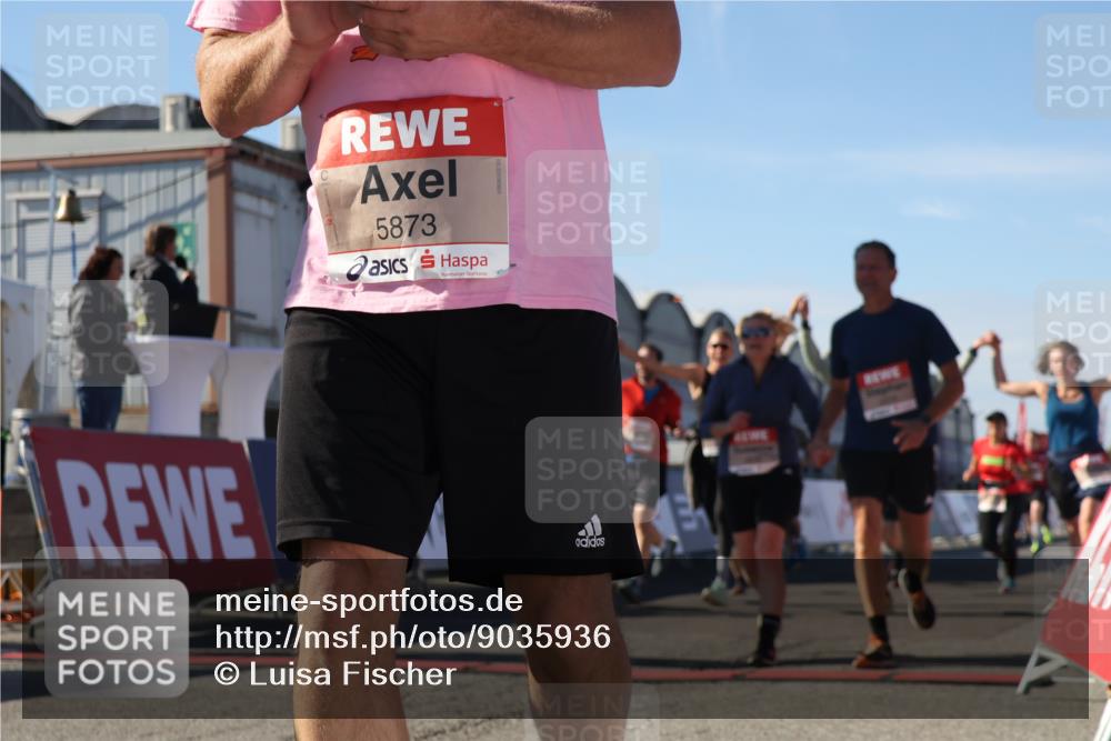03.10.2025 - Köhlbrandbrückenlauf Luisa Fischer http://msf.ph/oto/9035936 03.10.2025 13:21:21 Ziel 4363, 4379, 4393, 4601, 4838, 4846, 4917, 5450, 5483, 5506, 5725, 5746, 5873, 5878, 5882, 5883, 6040, 6221, 6262, 6602, 6675, 6676, 6679, 6802 meine-sportfotos.de
