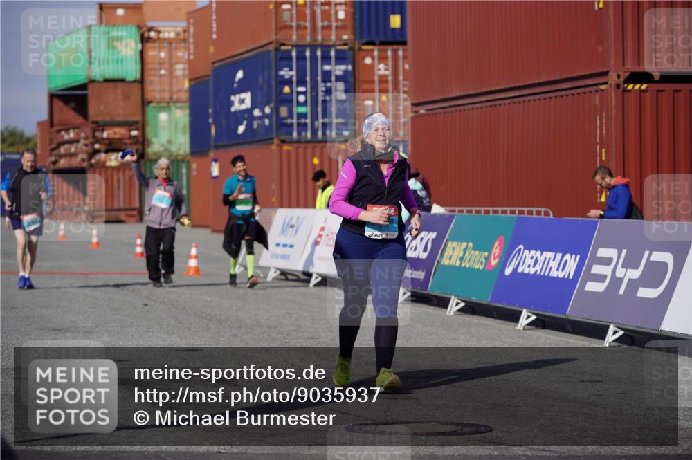 03.10.2025 - Köhlbrandbrückenlauf Michael Burmester http://msf.ph/oto/9035937 03.10.2025 10:53:18 Ziel 2611, 3575, 3774 meine-sportfotos.de