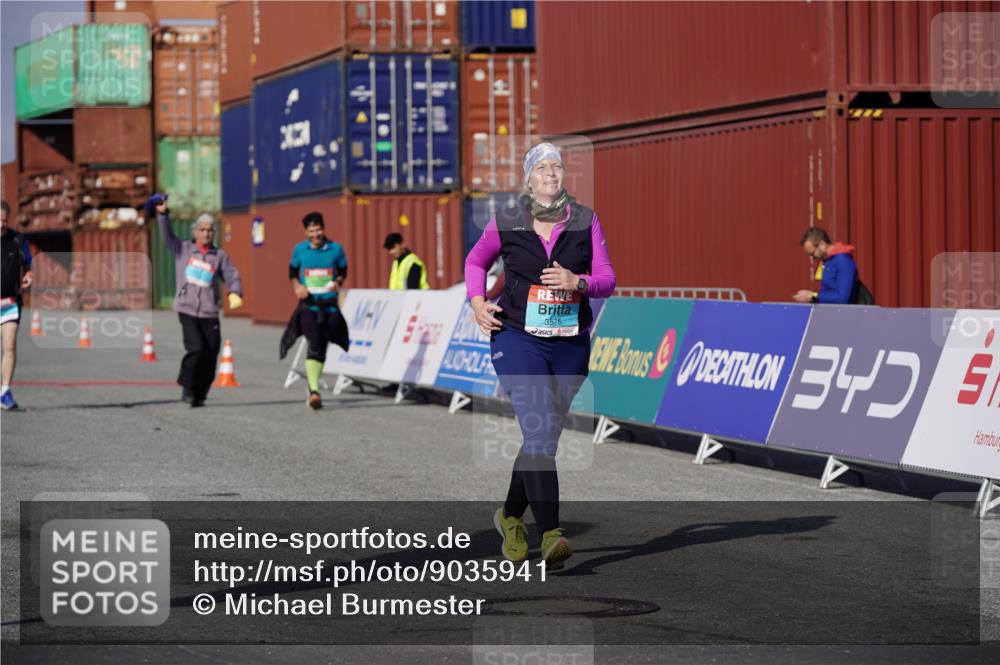 03.10.2025 - Köhlbrandbrückenlauf Michael Burmester http://msf.ph/oto/9035941 03.10.2025 10:53:18 Ziel 2611, 3575, 3774 meine-sportfotos.de