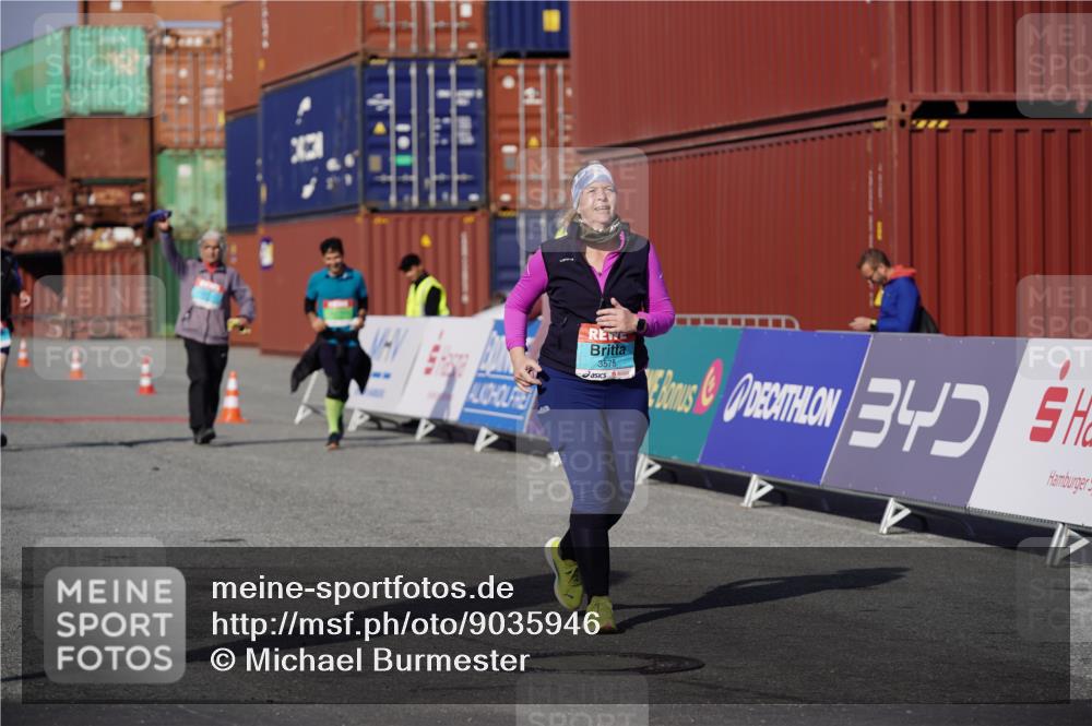 03.10.2025 - Köhlbrandbrückenlauf Michael Burmester http://msf.ph/oto/9035946 03.10.2025 10:53:18 Ziel 2611, 3575, 3774 meine-sportfotos.de