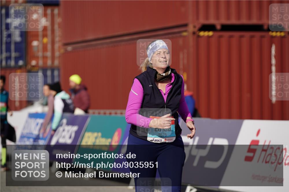 03.10.2025 - Köhlbrandbrückenlauf Michael Burmester http://msf.ph/oto/9035951 03.10.2025 10:53:20 Ziel 2611, 3575, 3774 meine-sportfotos.de