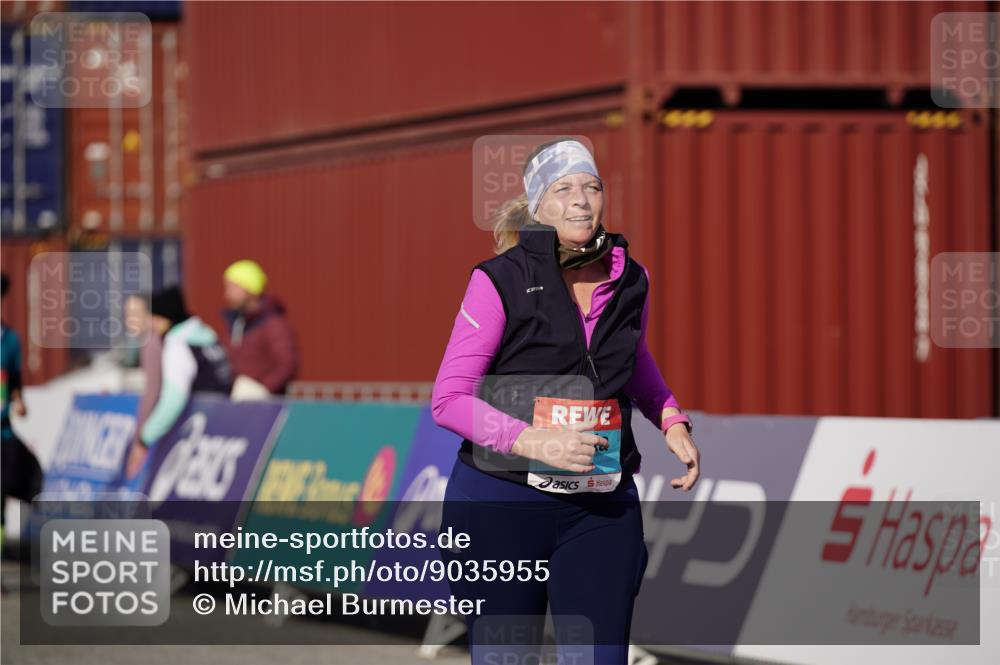 03.10.2025 - Köhlbrandbrückenlauf Michael Burmester http://msf.ph/oto/9035955 03.10.2025 10:53:20 Ziel 2611, 3575, 3774 meine-sportfotos.de