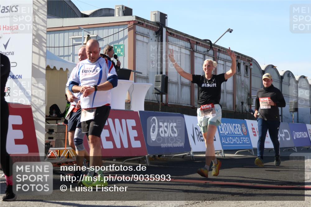 03.10.2025 - Köhlbrandbrückenlauf Luisa Fischer http://msf.ph/oto/9035993 03.10.2025 13:21:32 Ziel 4367, 4379, 4838, 4913, 4917, 5149, 5458, 5483, 5506, 5725, 5871, 6040, 6132, 6186, 6221, 6675, 6676, 6679, 6802 meine-sportfotos.de