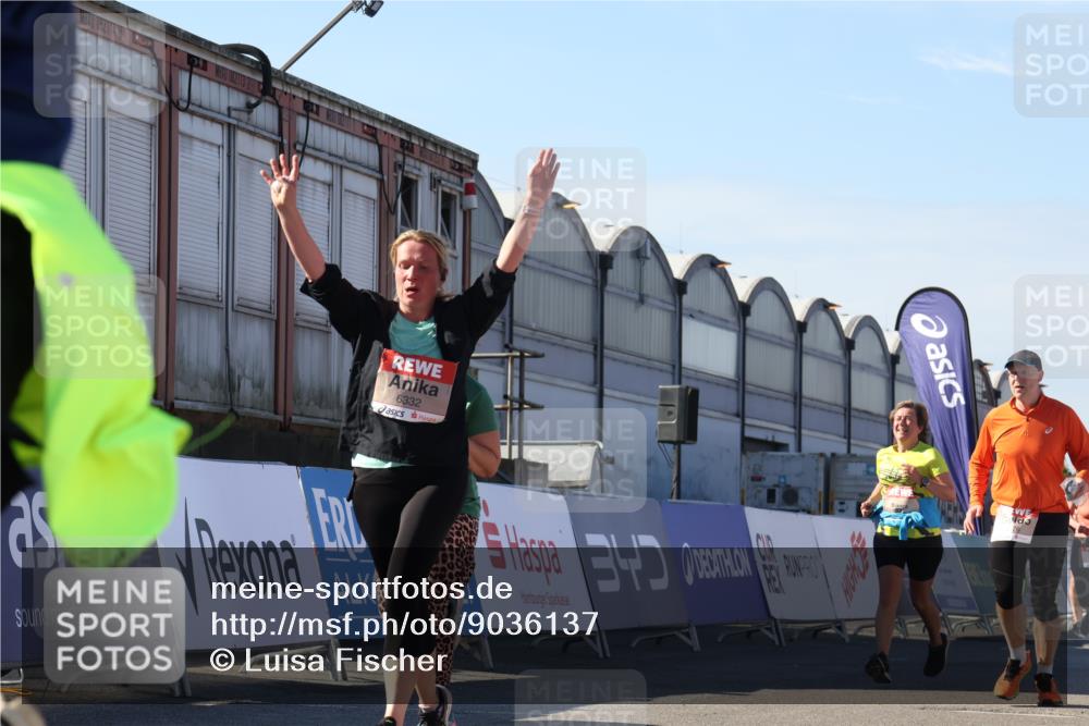 03.10.2025 - Köhlbrandbrückenlauf Luisa Fischer http://msf.ph/oto/9036137 03.10.2025 13:21:59 Ziel 4291, 5776, 6005, 6237, 6332, 6532, 6684, 6687, 6729 meine-sportfotos.de
