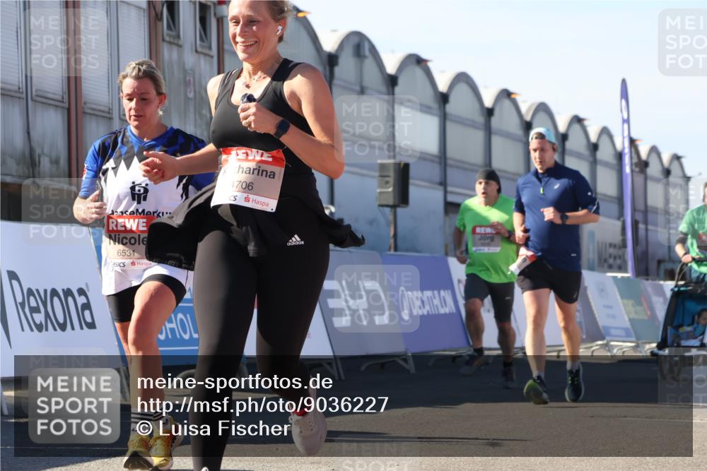 03.10.2025 - Köhlbrandbrückenlauf Luisa Fischer http://msf.ph/oto/9036227 03.10.2025 13:22:12 Ziel 4291, 4706, 4934, 5180, 5235, 5720, 5776, 6173, 6237, 6416, 6531, 6729 meine-sportfotos.de