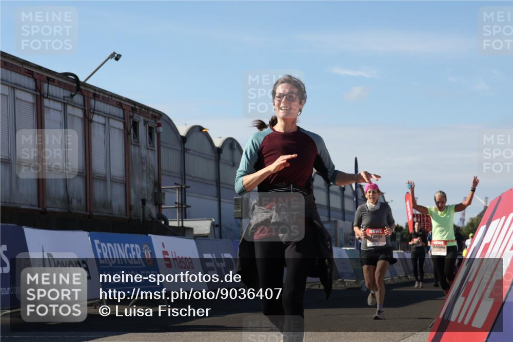 03.10.2025 - Köhlbrandbrückenlauf Luisa Fischer http://msf.ph/oto/9036407 03.10.2025 13:22:54 Ziel 4602, 4603, 5046, 5189, 5812, 5924, 5925, 6027 meine-sportfotos.de