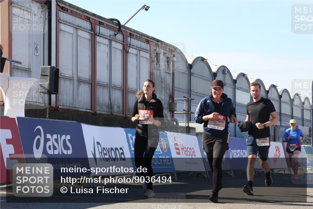 03.10.2025 - Köhlbrandbrückenlauf Luisa Fischer http://msf.ph/oto/9036494 03.10.2025 13:23:02 Ziel 4350, 4964, 4987, 5046, 5189, 5712, 5812, 5924, 5925, 6027, 6070, 6071 meine-sportfotos.de