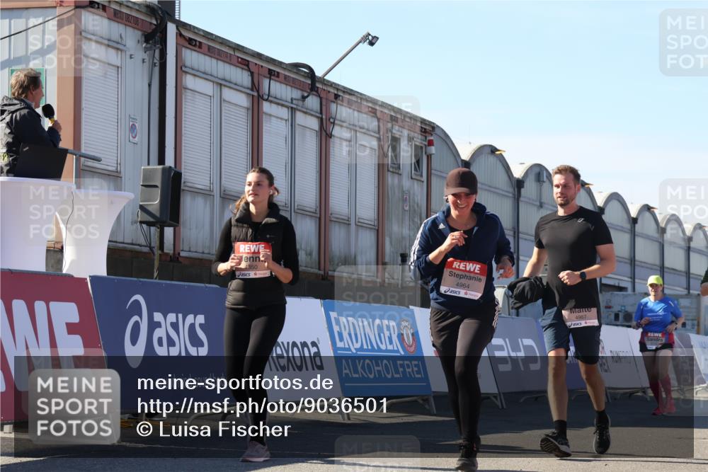 03.10.2025 - Köhlbrandbrückenlauf Luisa Fischer http://msf.ph/oto/9036501 03.10.2025 13:23:03 Ziel 4350, 4904, 4964, 4987, 5046, 5189, 5712, 5812, 6027, 6070, 6071 meine-sportfotos.de