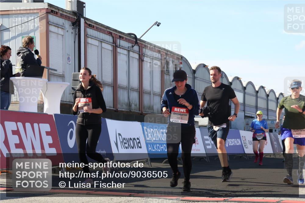 03.10.2025 - Köhlbrandbrückenlauf Luisa Fischer http://msf.ph/oto/9036505 03.10.2025 13:23:03 Ziel 4350, 4904, 4964, 4987, 5046, 5189, 5712, 5812, 6027, 6070, 6071 meine-sportfotos.de