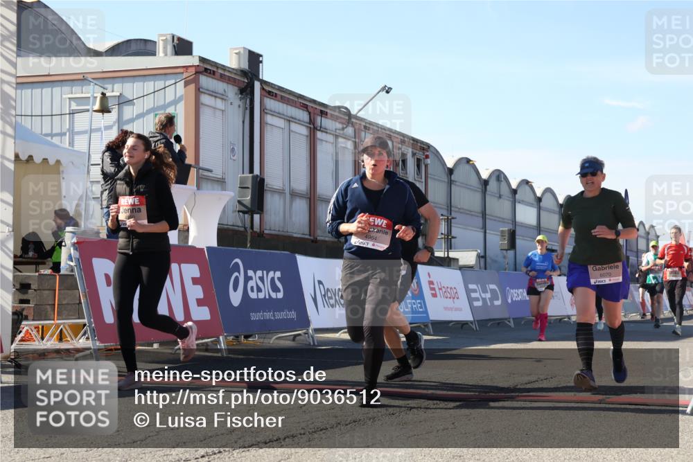 03.10.2025 - Köhlbrandbrückenlauf Luisa Fischer http://msf.ph/oto/9036512 03.10.2025 13:23:04 Ziel 4350, 4904, 4905, 4964, 4987, 5046, 5189, 5573, 5712, 5716, 5812, 6027, 6070, 6071 meine-sportfotos.de