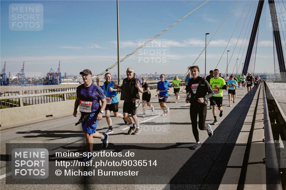 03.10.2025 - Köhlbrandbrückenlauf Michael Burmester http://msf.ph/oto/9036514 03.10.2025 12:29:15 Position 1 6035 meine-sportfotos.de