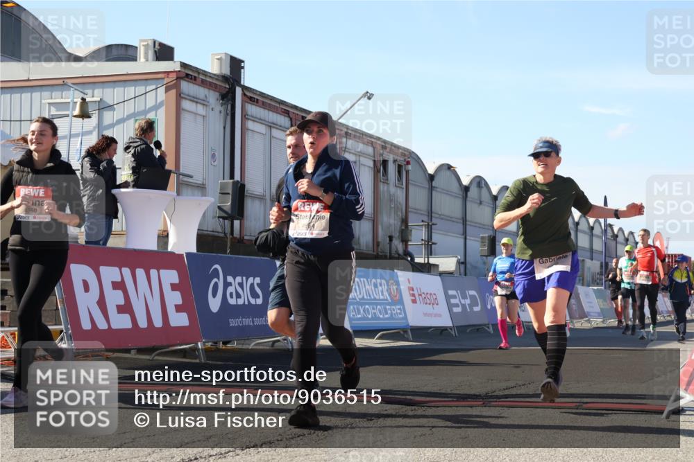 03.10.2025 - Köhlbrandbrückenlauf Luisa Fischer http://msf.ph/oto/9036515 03.10.2025 13:23:04 Ziel 4350, 4904, 4905, 4964, 4987, 5046, 5189, 5573, 5712, 5716, 5812, 6027, 6070, 6071 meine-sportfotos.de