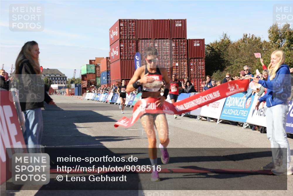 03.10.2025 - Köhlbrandbrückenlauf Lena Gebhardt http://msf.ph/oto/9036516 03.10.2025 12:46:50 Ziel 4027, 6483, 6516, 6740 meine-sportfotos.de