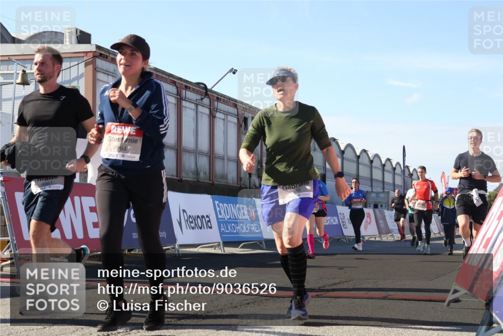 03.10.2025 - Köhlbrandbrückenlauf Luisa Fischer http://msf.ph/oto/9036526 03.10.2025 13:23:05 Ziel 4350, 4904, 4905, 4964, 4987, 5046, 5189, 5573, 5712, 5716, 5812, 6027, 6070, 6071 meine-sportfotos.de