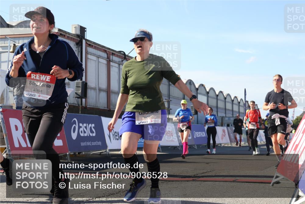 03.10.2025 - Köhlbrandbrückenlauf Luisa Fischer http://msf.ph/oto/9036528 03.10.2025 13:23:05 Ziel 4350, 4904, 4905, 4964, 4987, 5046, 5189, 5573, 5712, 5716, 5812, 6027, 6070, 6071 meine-sportfotos.de