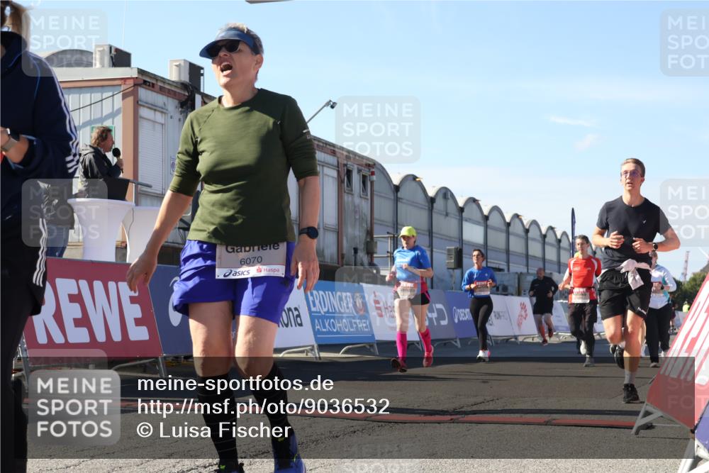 03.10.2025 - Köhlbrandbrückenlauf Luisa Fischer http://msf.ph/oto/9036532 03.10.2025 13:23:05 Ziel 4350, 4904, 4905, 4964, 4987, 5046, 5189, 5573, 5712, 5716, 5812, 6027, 6070, 6071 meine-sportfotos.de