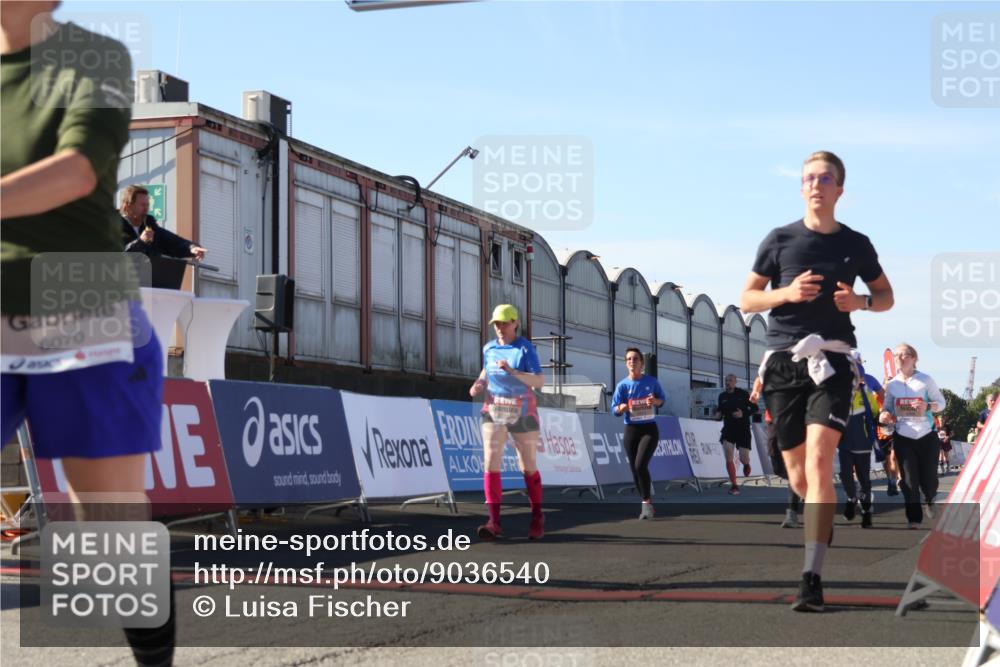 03.10.2025 - Köhlbrandbrückenlauf Luisa Fischer http://msf.ph/oto/9036540 03.10.2025 13:23:06 Ziel 4350, 4904, 4905, 4964, 4987, 5076, 5189, 5573, 5712, 5716, 5812, 6027, 6070, 6071 meine-sportfotos.de