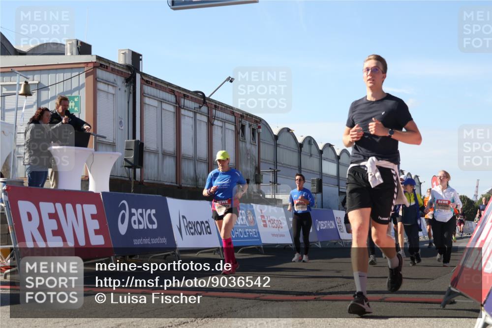 03.10.2025 - Köhlbrandbrückenlauf Luisa Fischer http://msf.ph/oto/9036542 03.10.2025 13:23:06 Ziel 4350, 4904, 4905, 4964, 4987, 5076, 5189, 5573, 5712, 5716, 5812, 6027, 6070, 6071 meine-sportfotos.de
