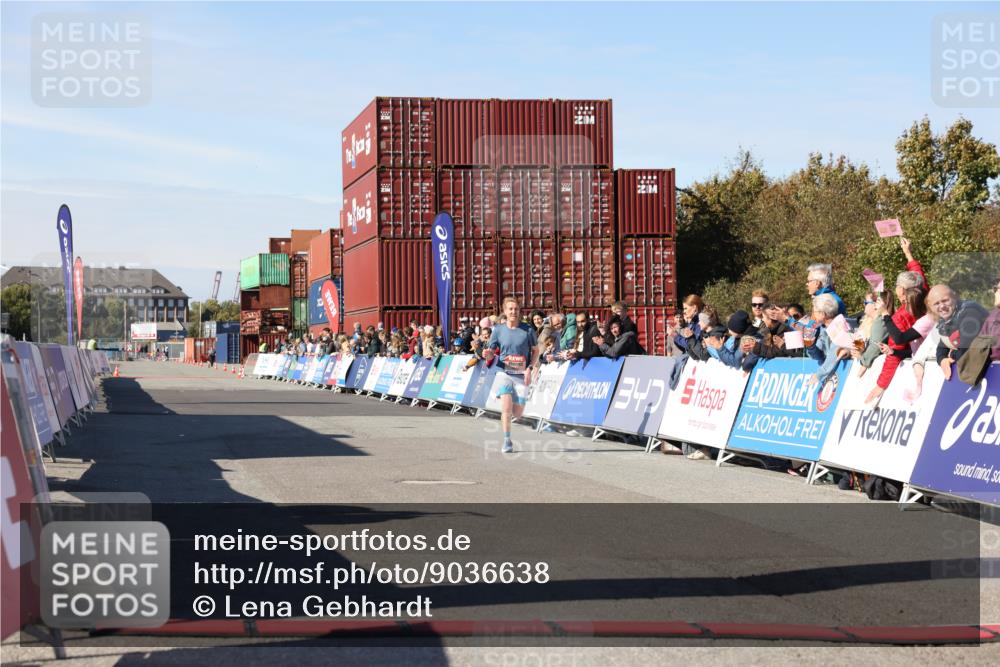 03.10.2025 - Köhlbrandbrückenlauf Lena Gebhardt http://msf.ph/oto/9036638 03.10.2025 12:47:28 Ziel 6638 meine-sportfotos.de