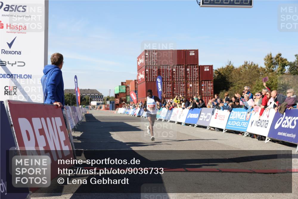 03.10.2025 - Köhlbrandbrückenlauf Lena Gebhardt http://msf.ph/oto/9036733 03.10.2025 12:48:28 Ziel 6359 meine-sportfotos.de