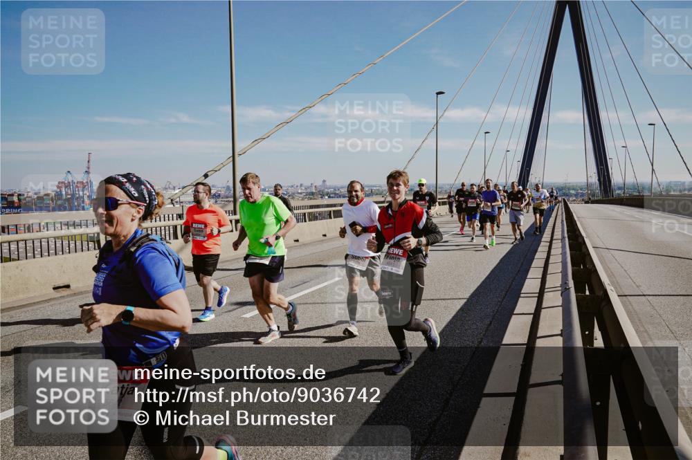03.10.2025 - Köhlbrandbrückenlauf Michael Burmester http://msf.ph/oto/9036742 03.10.2025 12:29:27 Position 1 56 meine-sportfotos.de