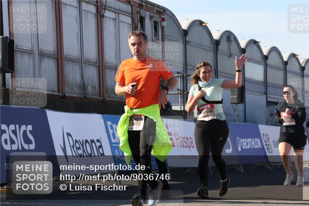03.10.2025 - Köhlbrandbrückenlauf Luisa Fischer http://msf.ph/oto/9036746 03.10.2025 13:23:39 Ziel 4285, 4450, 4477, 4719, 4743, 4752, 4892, 5003, 5093, 5397, 5653, 5855, 6337, 6338, 6378 meine-sportfotos.de