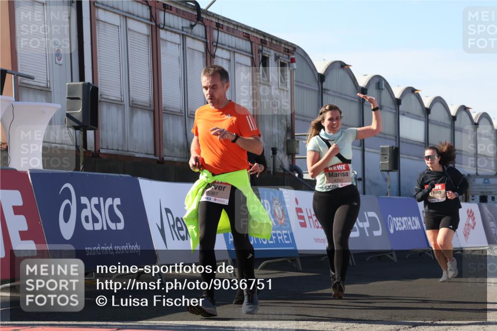 03.10.2025 - Köhlbrandbrückenlauf Luisa Fischer http://msf.ph/oto/9036751 03.10.2025 13:23:39 Ziel 4285, 4450, 4477, 4719, 4743, 4752, 4892, 5003, 5093, 5397, 5653, 5855, 6337, 6338, 6378 meine-sportfotos.de