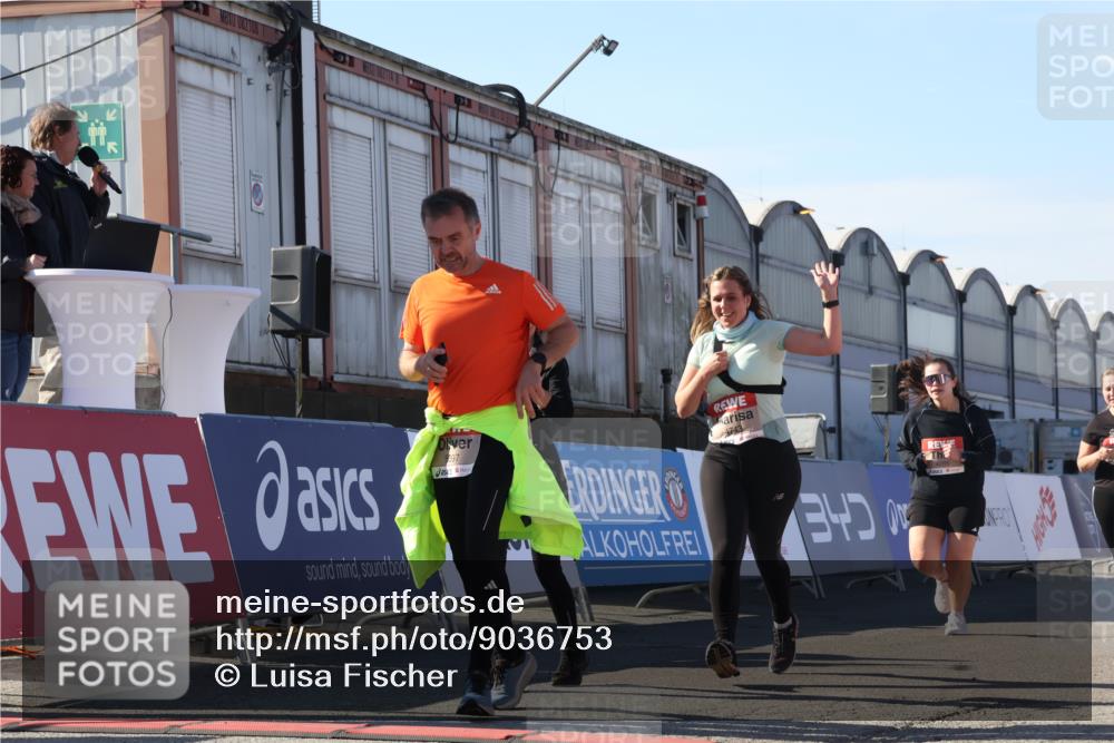 03.10.2025 - Köhlbrandbrückenlauf Luisa Fischer http://msf.ph/oto/9036753 03.10.2025 13:23:39 Ziel 4285, 4450, 4477, 4719, 4743, 4752, 4892, 5003, 5093, 5397, 5653, 5855, 6337, 6338, 6378 meine-sportfotos.de