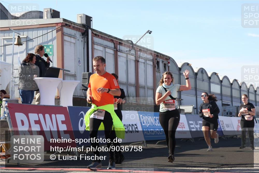 03.10.2025 - Köhlbrandbrückenlauf Luisa Fischer http://msf.ph/oto/9036758 03.10.2025 13:23:40 Ziel 4285, 4450, 4719, 4743, 4752, 4892, 5093, 5397, 5653, 5855, 6337, 6338, 6378 meine-sportfotos.de