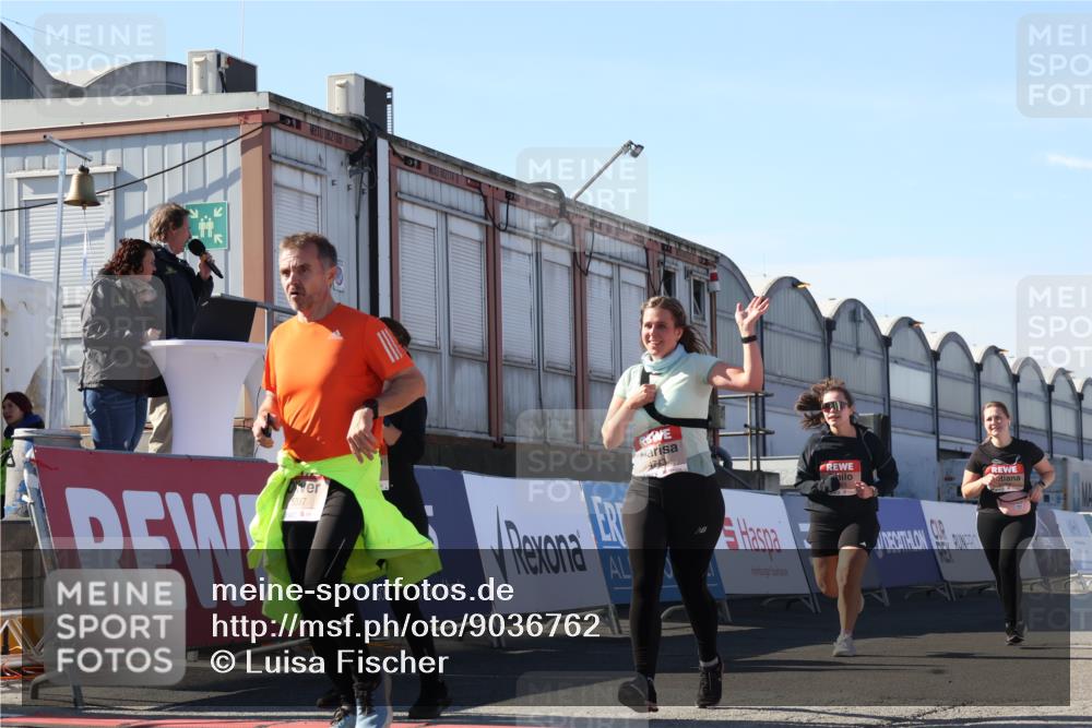 03.10.2025 - Köhlbrandbrückenlauf Luisa Fischer http://msf.ph/oto/9036762 03.10.2025 13:23:40 Ziel 4285, 4450, 4719, 4743, 4752, 4892, 5093, 5397, 5653, 5855, 6337, 6338, 6378 meine-sportfotos.de