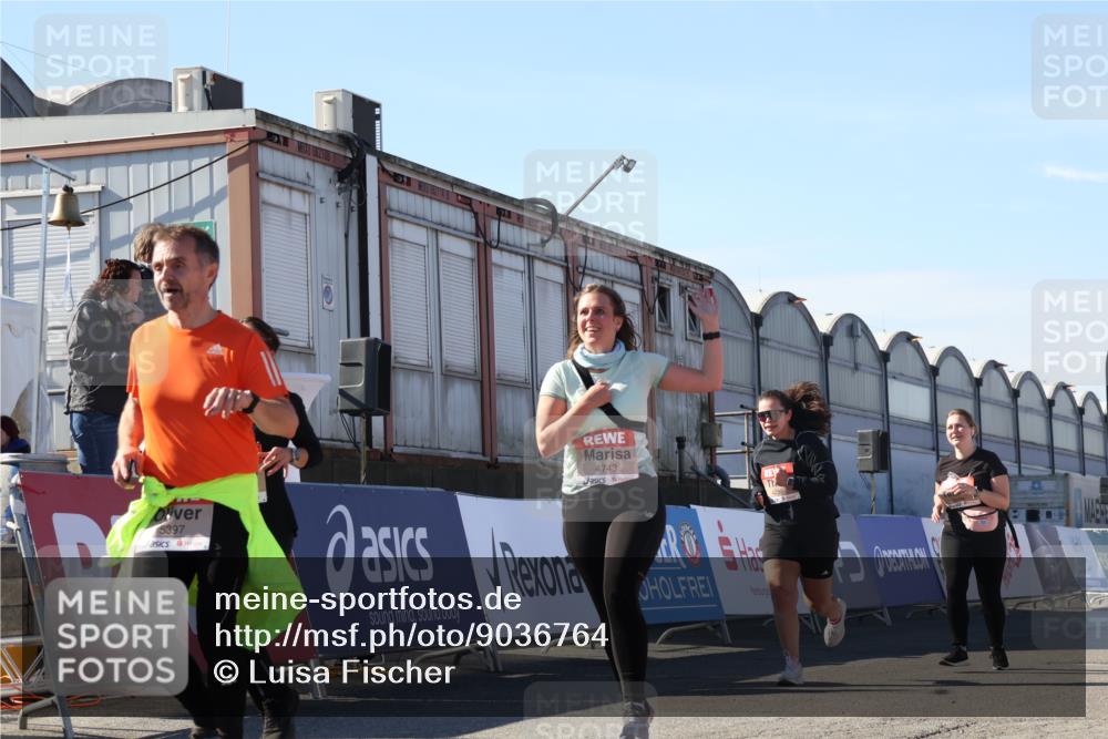 03.10.2025 - Köhlbrandbrückenlauf Luisa Fischer http://msf.ph/oto/9036764 03.10.2025 13:23:40 Ziel 4285, 4450, 4719, 4743, 4752, 4892, 5093, 5397, 5653, 5855, 6337, 6338, 6378 meine-sportfotos.de