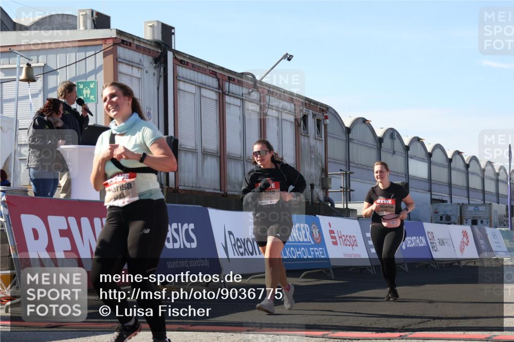 03.10.2025 - Köhlbrandbrückenlauf Luisa Fischer http://msf.ph/oto/9036775 03.10.2025 13:23:41 Ziel 4285, 4743, 4752, 5093, 5397, 5653, 5855 meine-sportfotos.de