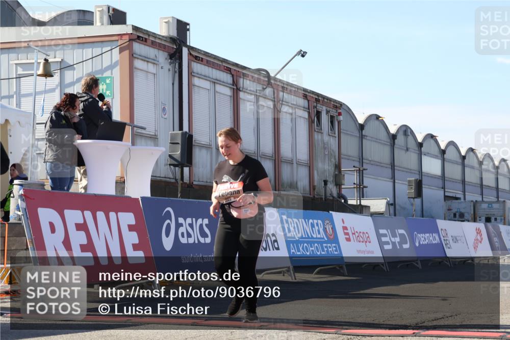 03.10.2025 - Köhlbrandbrückenlauf Luisa Fischer http://msf.ph/oto/9036796 03.10.2025 13:23:43 Ziel 4285, 4465, 4743, 4752, 5093, 5397, 5653, 5855, 6728 meine-sportfotos.de