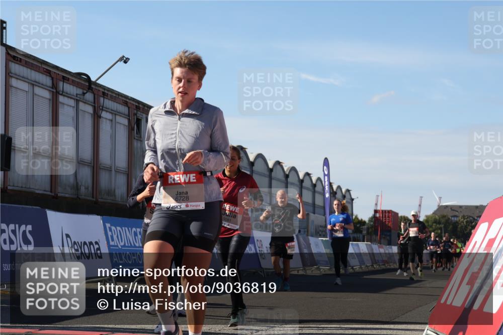 03.10.2025 - Köhlbrandbrückenlauf Luisa Fischer http://msf.ph/oto/9036819 03.10.2025 13:23:49 Ziel 4285, 4465, 4743, 4918, 5081, 5093, 5397, 5431, 5742, 5855, 6728 meine-sportfotos.de