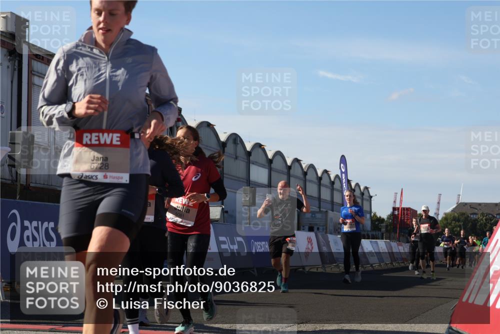 03.10.2025 - Köhlbrandbrückenlauf Luisa Fischer http://msf.ph/oto/9036825 03.10.2025 13:23:49 Ziel 4285, 4465, 4743, 4918, 5081, 5093, 5397, 5431, 5742, 5855, 6728 meine-sportfotos.de