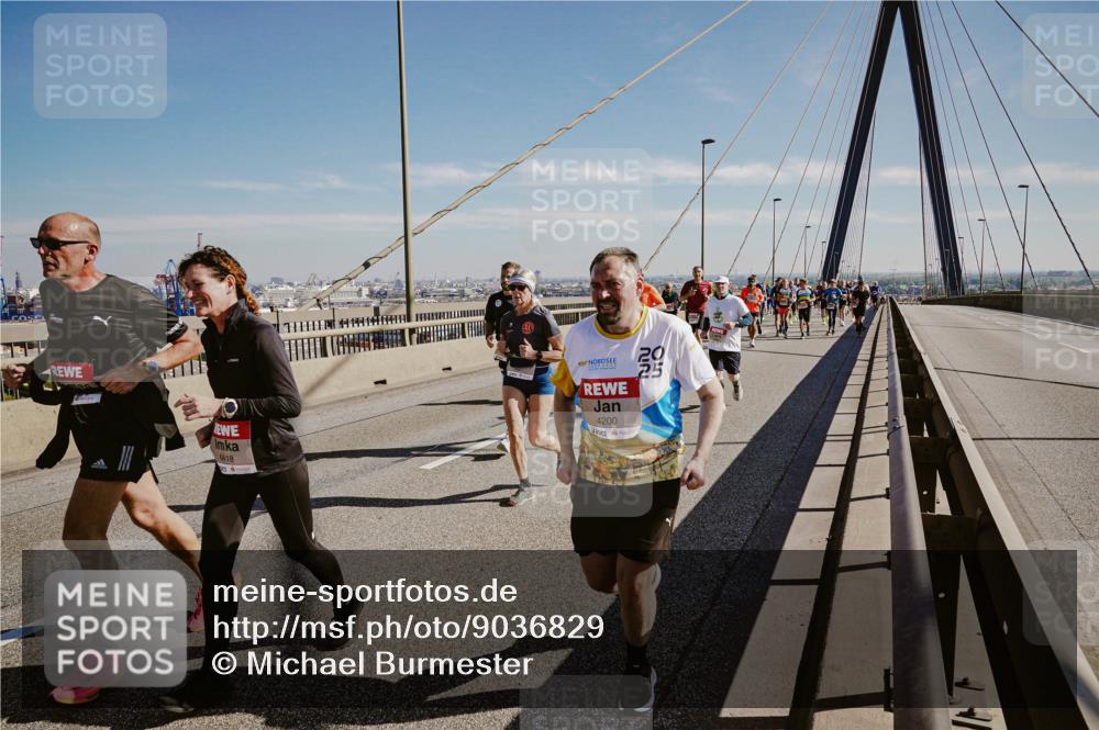 03.10.2025 - Köhlbrandbrückenlauf Michael Burmester http://msf.ph/oto/9036829 03.10.2025 12:29:33 Position 1 6418, 4200, 20, 25 meine-sportfotos.de